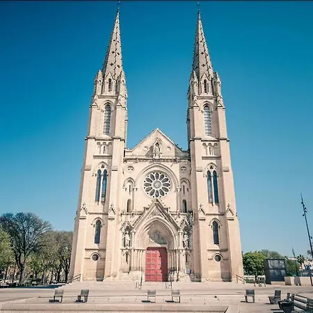 Le Contemporain-2 Chambres-vue Eglise Saint Paul Nimes